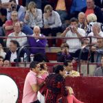 El diestro Juan José Padilla es sacado del ruedo tras ser corneado en la cara por su segundo toro