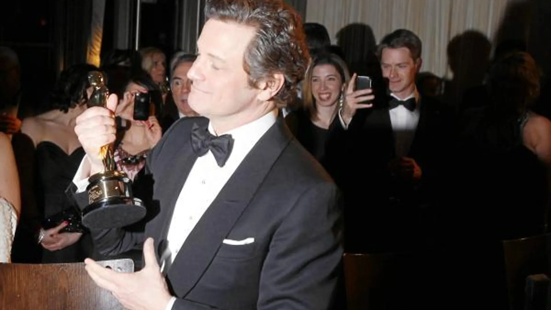 Firth, orgulloso con el Oscar que le acredita como mejor actor