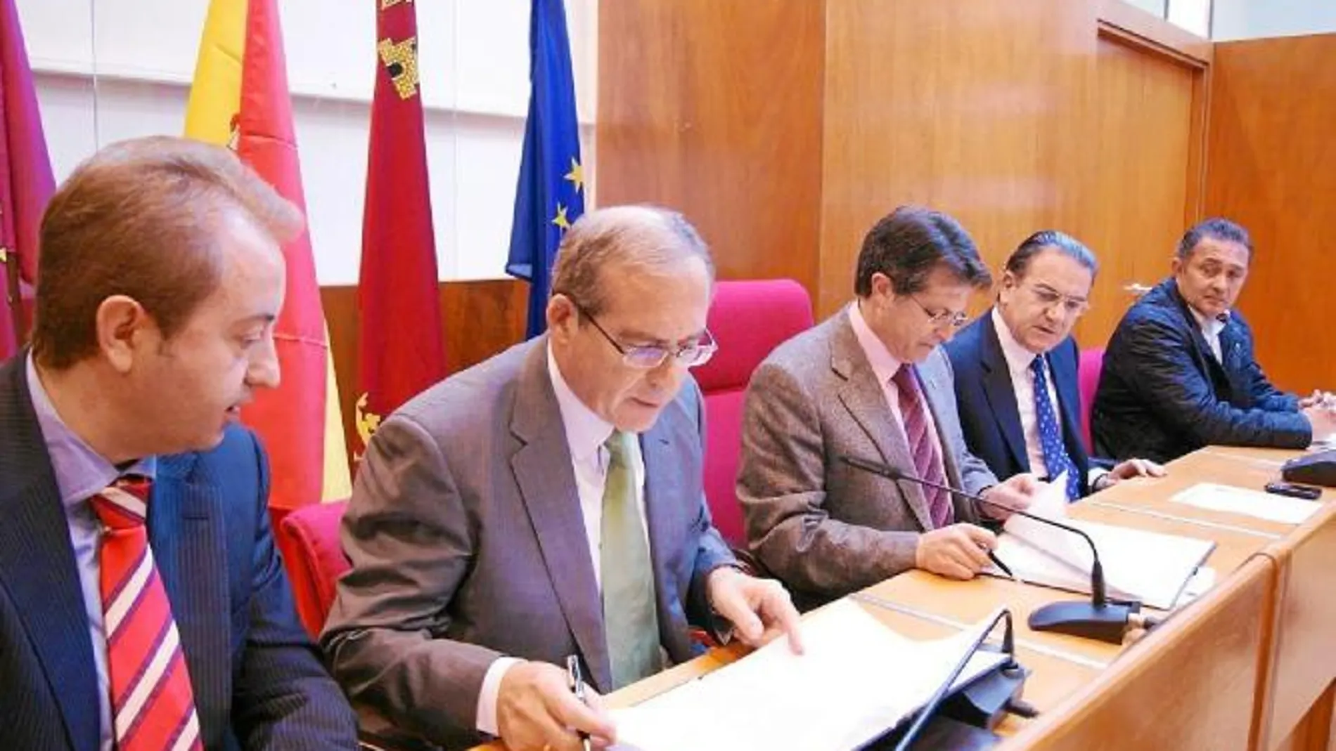 El responsable de Distribución de Iberdrola en la Región Este, Francisco Raga, y el alcalde de Lorca, Francisco Jódar (centro), en la firma