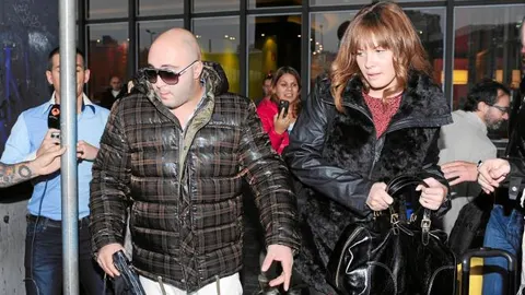 Jessica Bueno y Kiko Rivera, en el aeropuerto de Barcelona