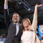 El presidente del Partido Popular, Mariano Rajoy, saluda con su homóloga en Cataluña (PPC) y candidata a la presidencia de la Generalitat, Alicia Sánchez-Camacho, durante el mitin central de campaña celebrado esta noche en Hospitalet de Llobregat ( Barcel