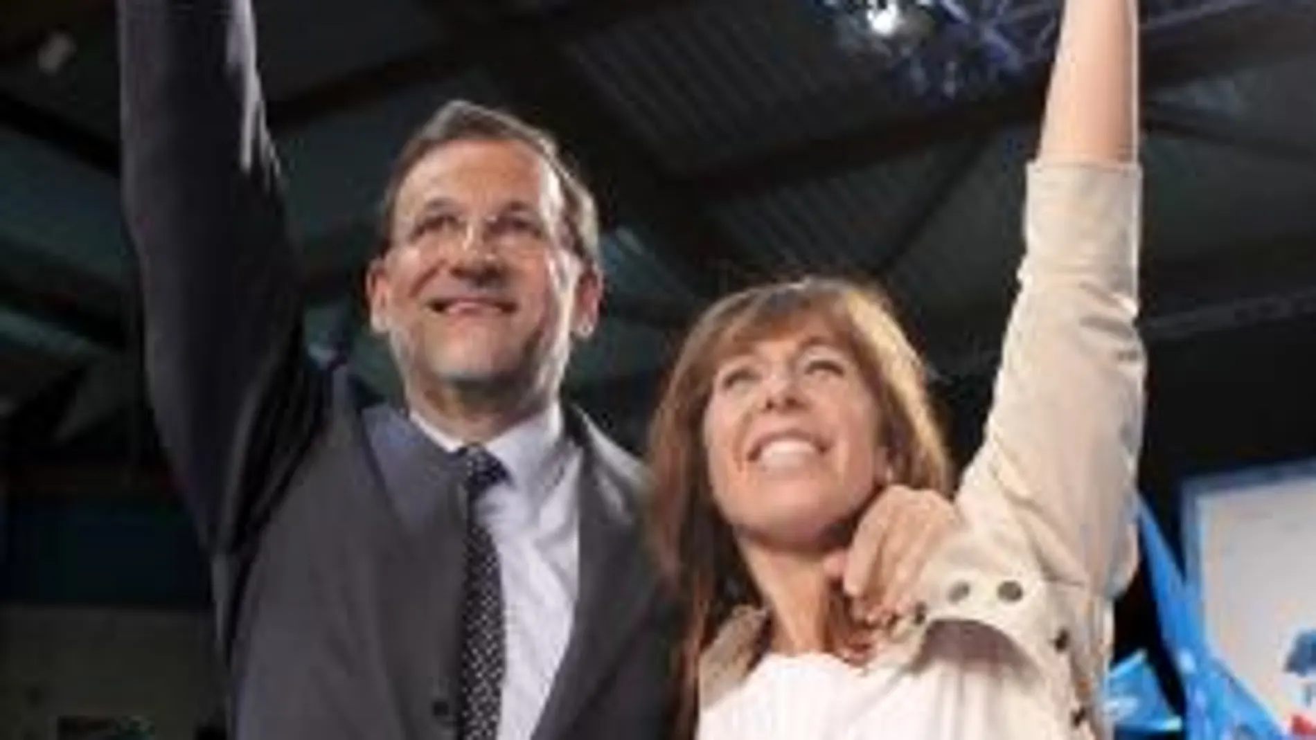 El presidente del Partido Popular, Mariano Rajoy, saluda con su homóloga en Cataluña (PPC) y candidata a la presidencia de la Generalitat, Alicia Sánchez-Camacho, durante el mitin central de campaña celebrado esta noche en Hospitalet de Llobregat ( Barcel