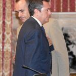 El portavoz municipal del PSOE, Juan Espadas, junto al concejal socialista Antonio Muñoz