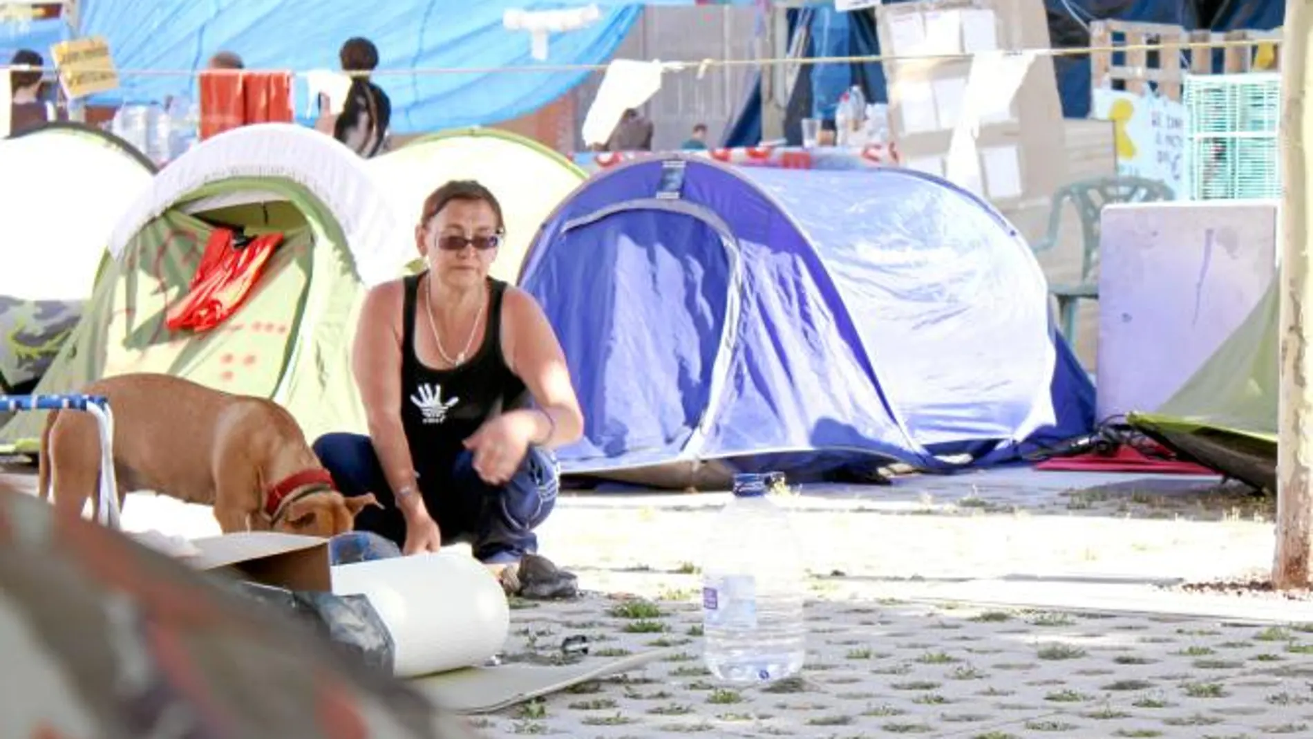 Las tiendas de campaña vuelven a ser el símbolo del 15-M, ahora frente al Ayuntamiento de Rivas