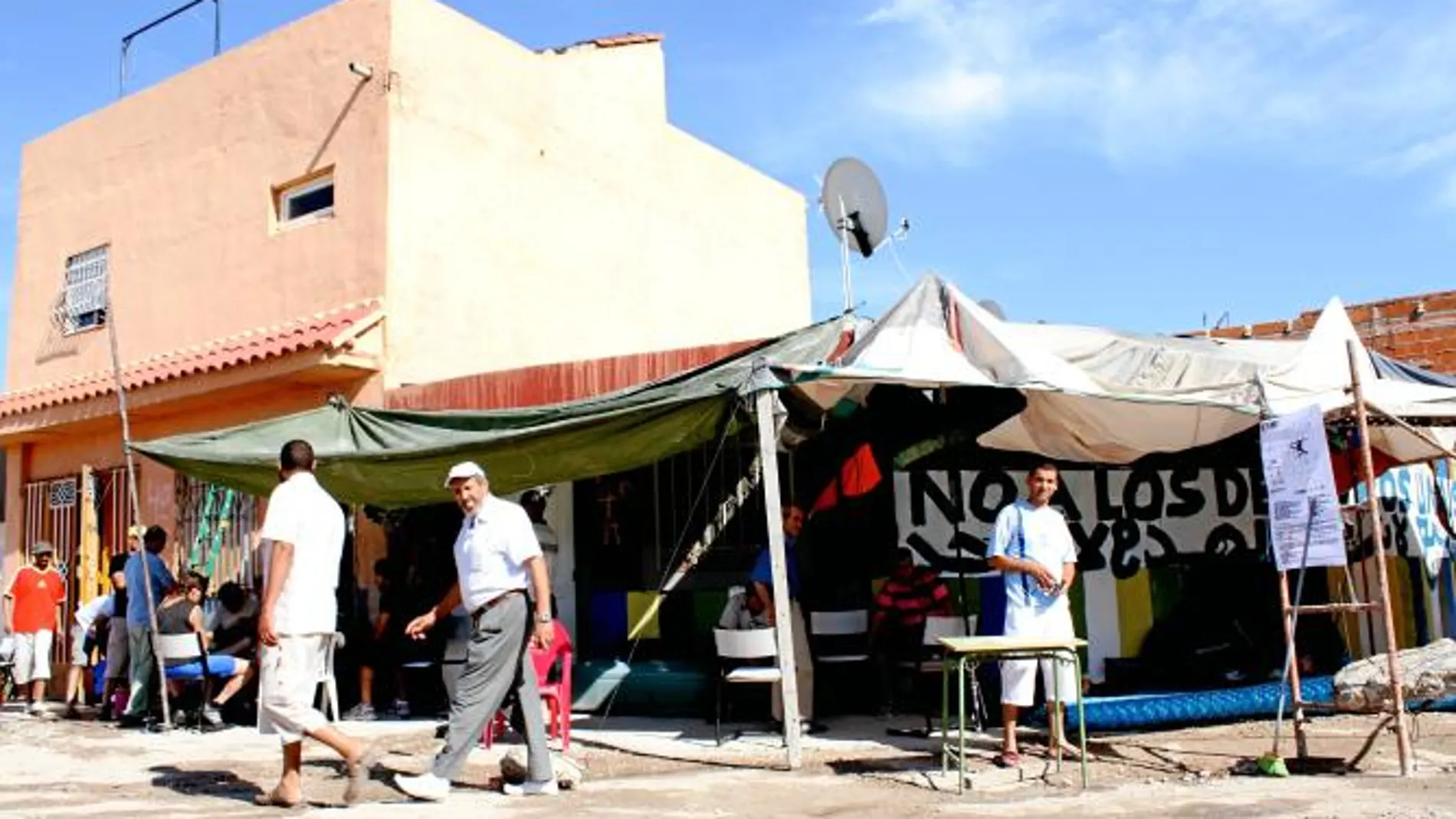 Los «indignados» instalaron ayer por la tarde su campamento en la Cañada Real para impedir un derribo y aseguran que permanecerán allí hasta que sea necesario