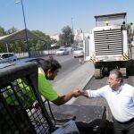 Zoido quiso comprobar in situ las obras de «urgencia» para eliminar baches en el Puente del Cachorro