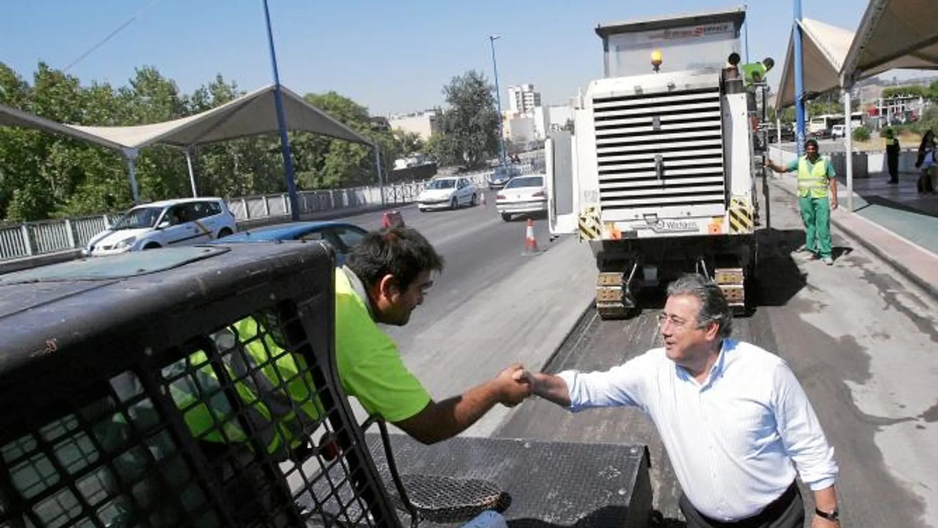 Zoido quiso comprobar in situ las obras de «urgencia» para eliminar baches en el Puente del Cachorro