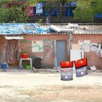 El campo de fútbol se ha convertido en la vivienda improvisada de rumanos y latinos