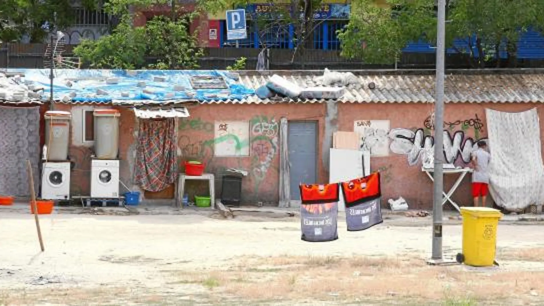 El campo de fútbol se ha convertido en la vivienda improvisada de rumanos y latinos