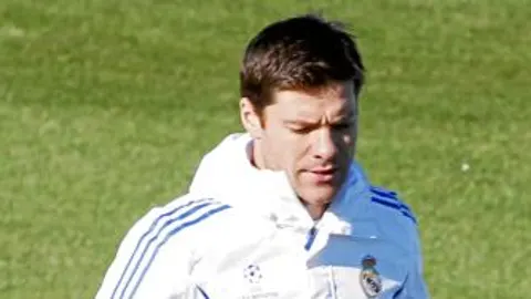 Xabi Alonso, durante el entrenamiento del Real Madrid, a cuatro días del clásico. El centrocampista apuesta por la victoria de su equipo