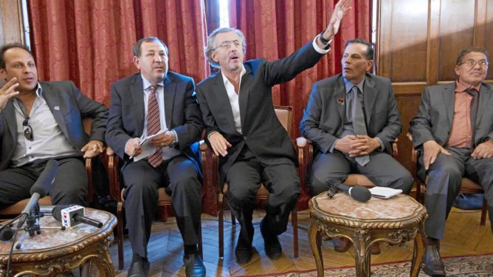Miembros del CNT libio, ayer en París, con el filósofo francés Bernard-Henri Levy.