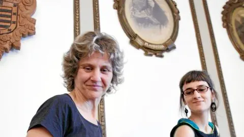 Ane Carrere y Ainara Rodríguez, de Bildu, ayer, en el Ayuntamiento de Andoain donde defendieron la prohibición de acceso a los escoltas