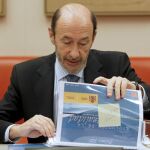 El vicepresidente primero del Gobierno y ministro del Interior, Alfredo Pérez Rubalcaba, durante su comparecencia hoy ante la Comisión de Interior del Congreso