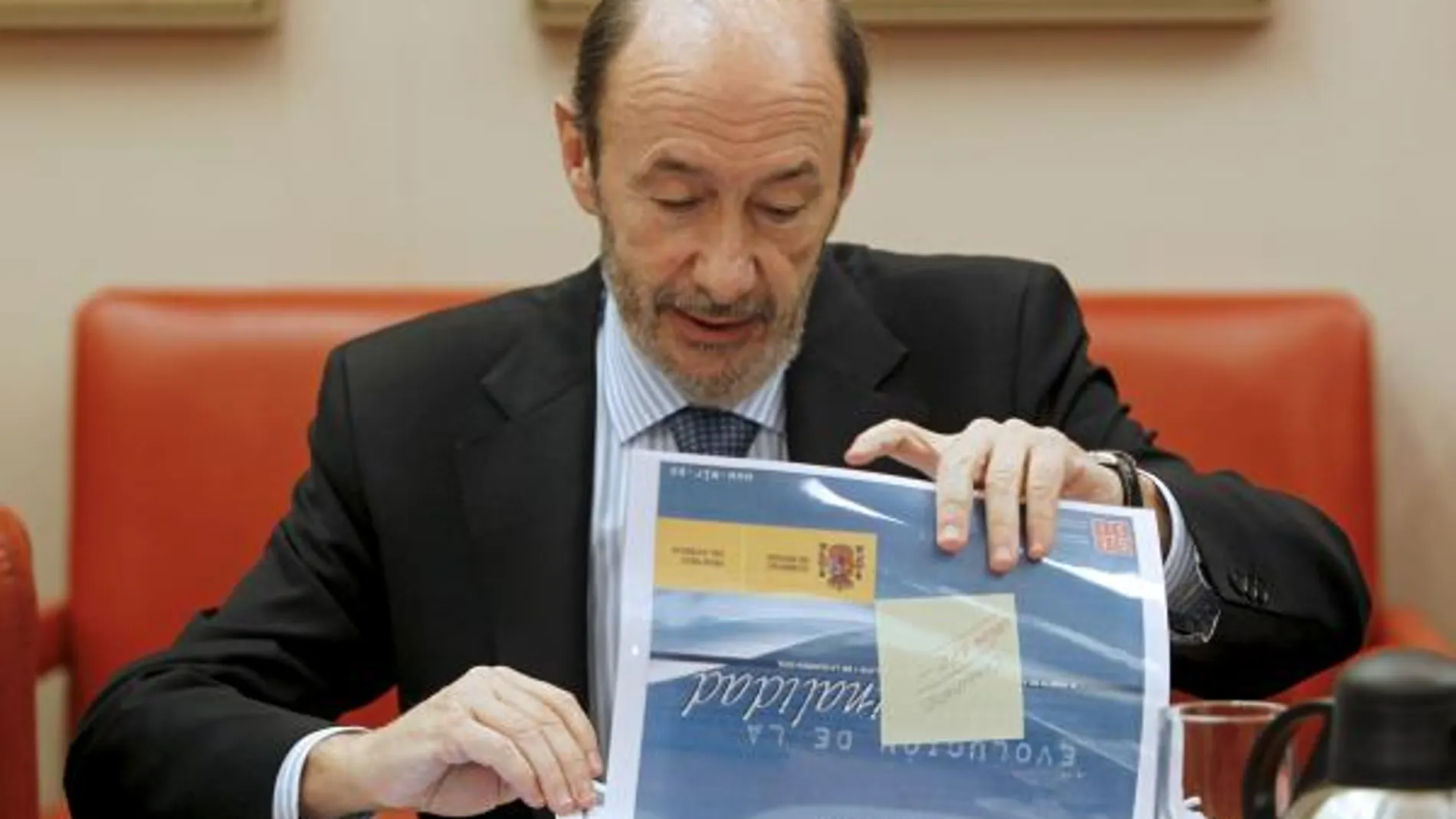 El vicepresidente primero del Gobierno y ministro del Interior, Alfredo Pérez Rubalcaba, durante su comparecencia hoy ante la Comisión de Interior del Congreso