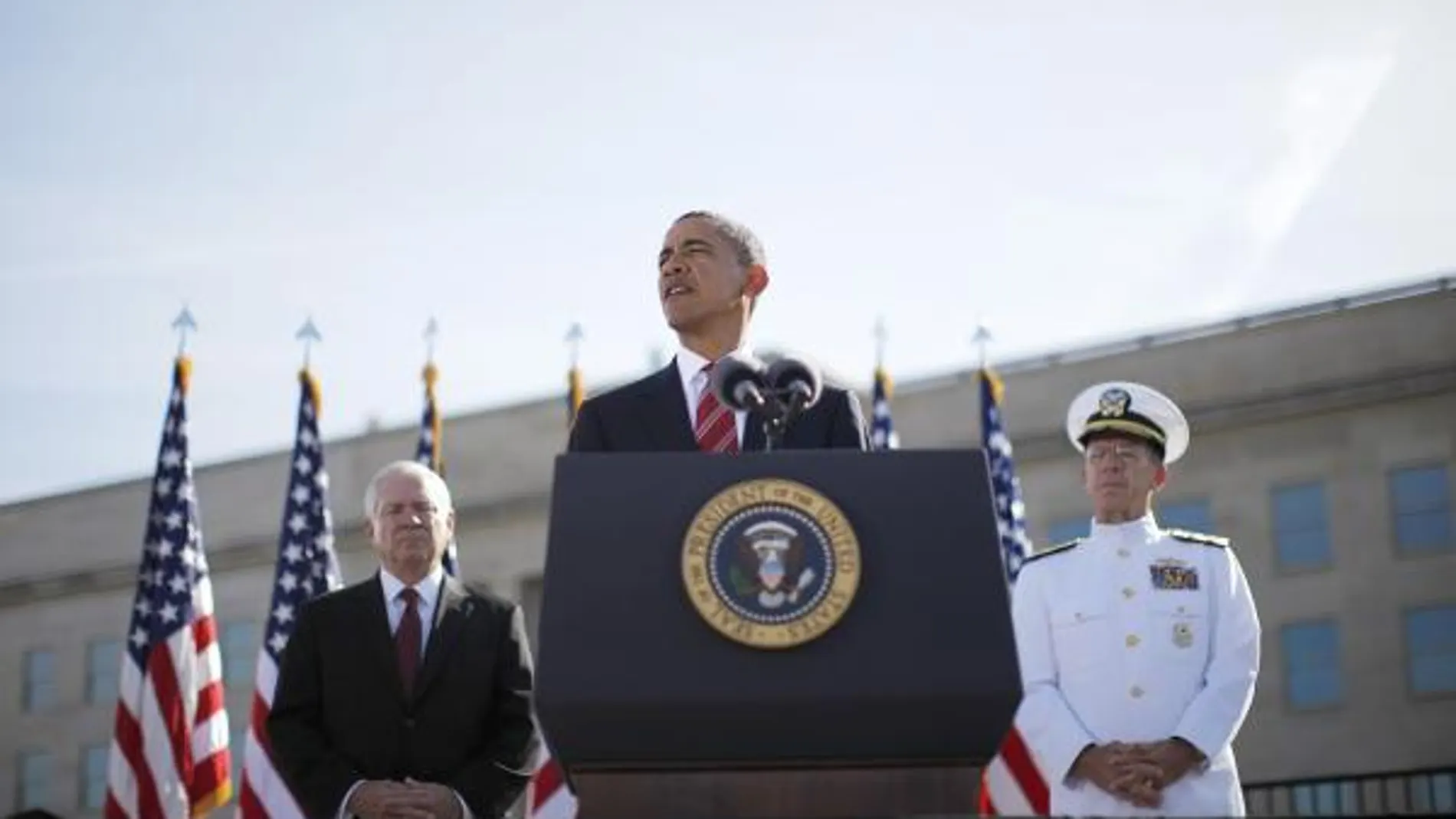 Obama en el monumento en recuerdo de las víctimas en el Pentágono/AP