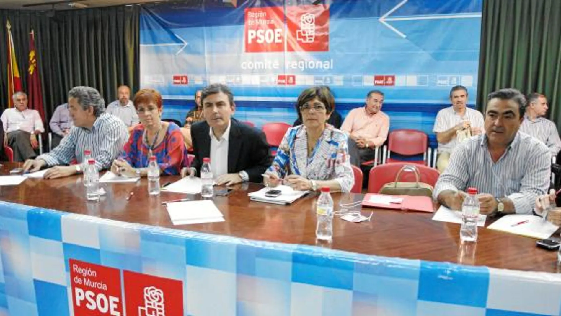 Begoña García Retegui y Pedro Saura presidieron la reunión del Comité Regional del Partido Socialista, al que también asistieron los 250 miembros de éste órgano