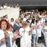 Unos 300 trabajadores del Hospital de Tortosa se manifestaron ayer, en las puertas del centro sanitario, contra los recortes