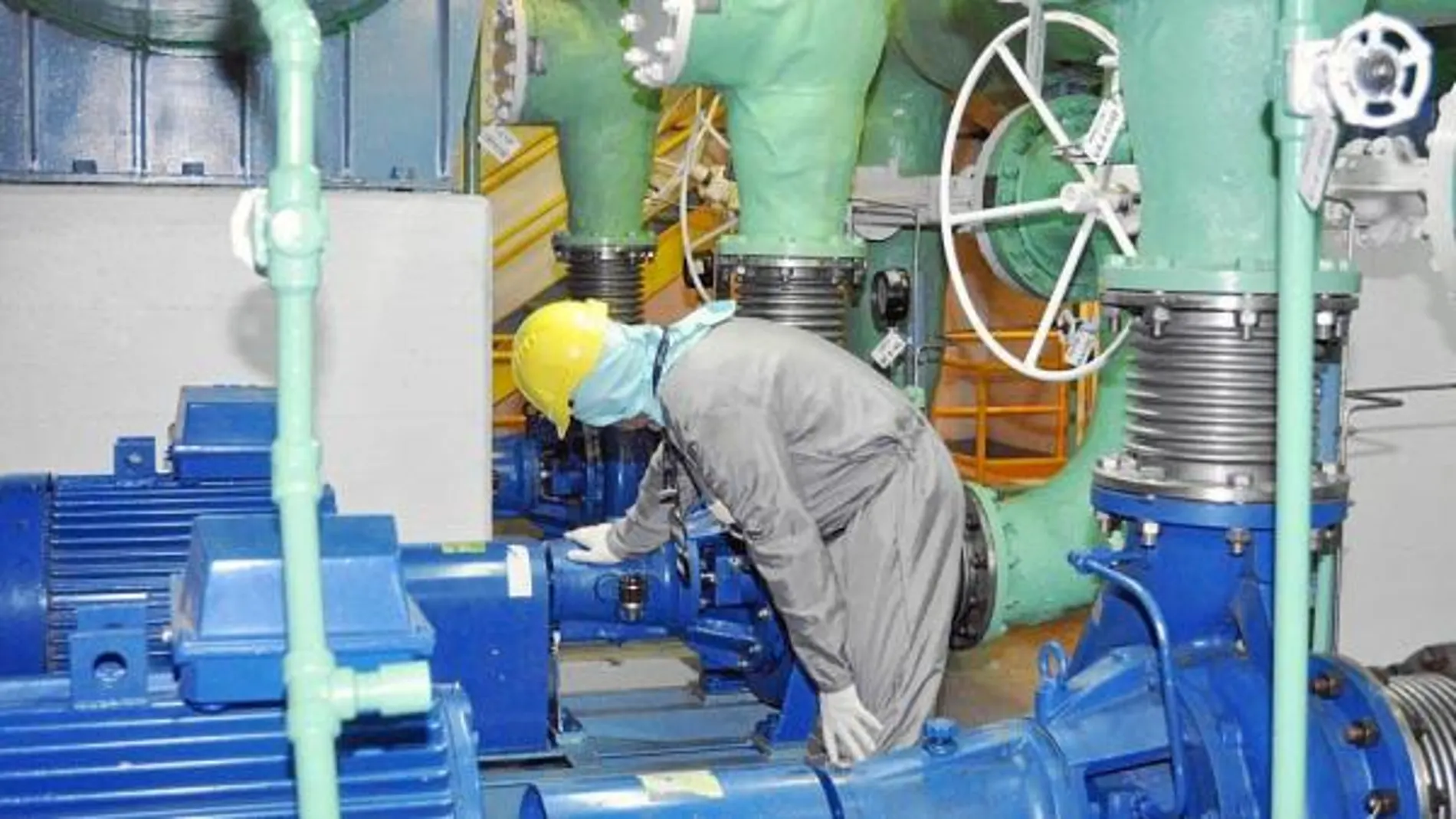 Un trabajador de la central nuclear de Garoña durante una parada de reconfiguración del núcleo