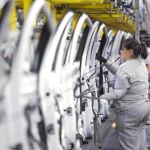 Una mujer trabaja en la factoría de Villamuriel del Cerrato