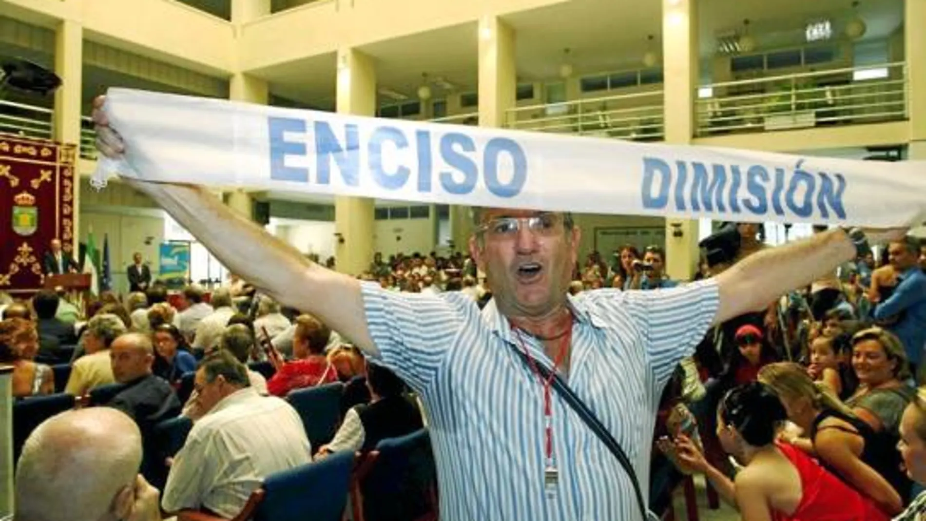 Irrumpen en el Ayuntamiento de El Ejido para pedir la dimisión del alcalde