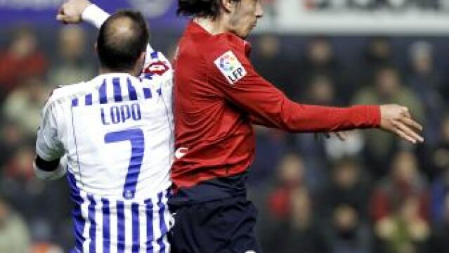 Lekic despeja de cabeza obstaculizado por el defensa del Deportivo Lopo