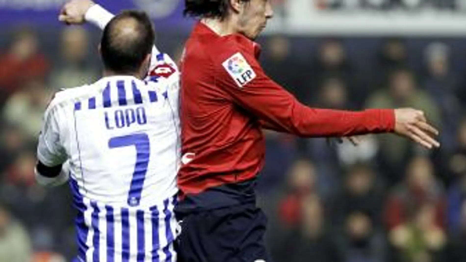 Lekic despeja de cabeza obstaculizado por el defensa del Deportivo Lopo