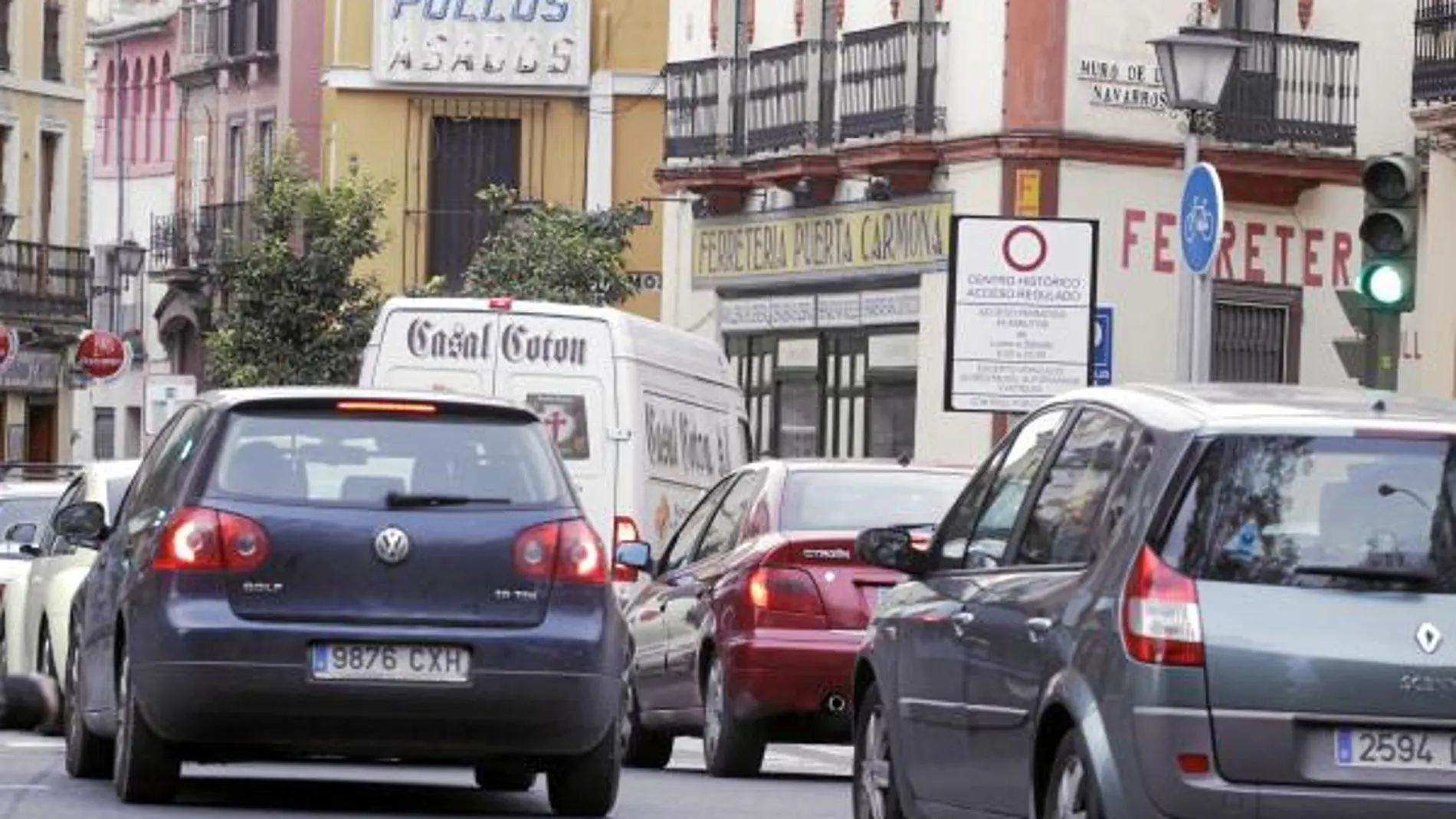 Un elevado número de vehículos accede al casco histórico a través de la calle Águilas