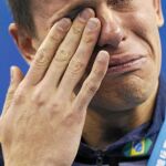 César Cielo llora de emoción con su medalla de oro al cuello