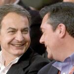 José Luis Rodríguez Zapatero conversa, cómplice, con Juan Espadas