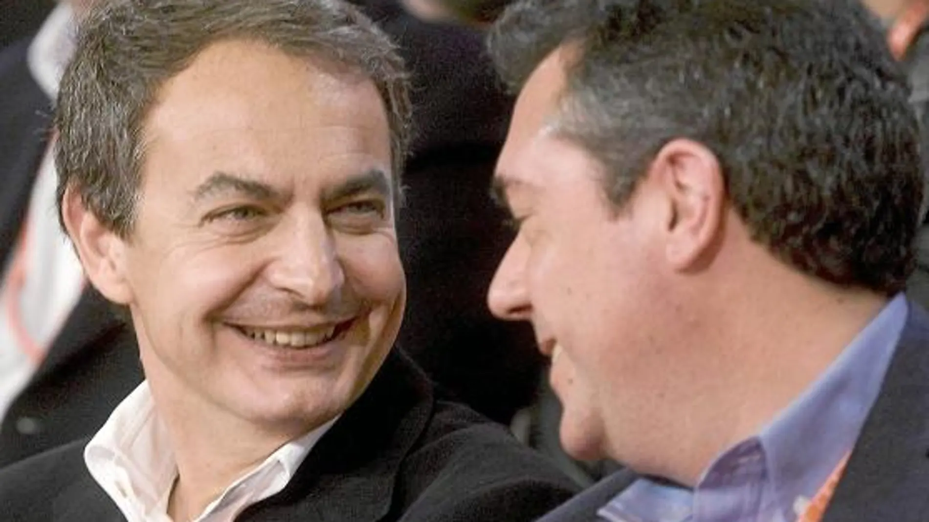 José Luis Rodríguez Zapatero conversa, cómplice, con Juan Espadas