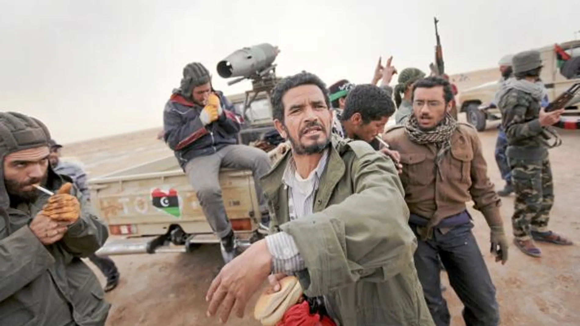 Rebeldes libios tras conocer que un avión había bombardeado ayer sus posiciones