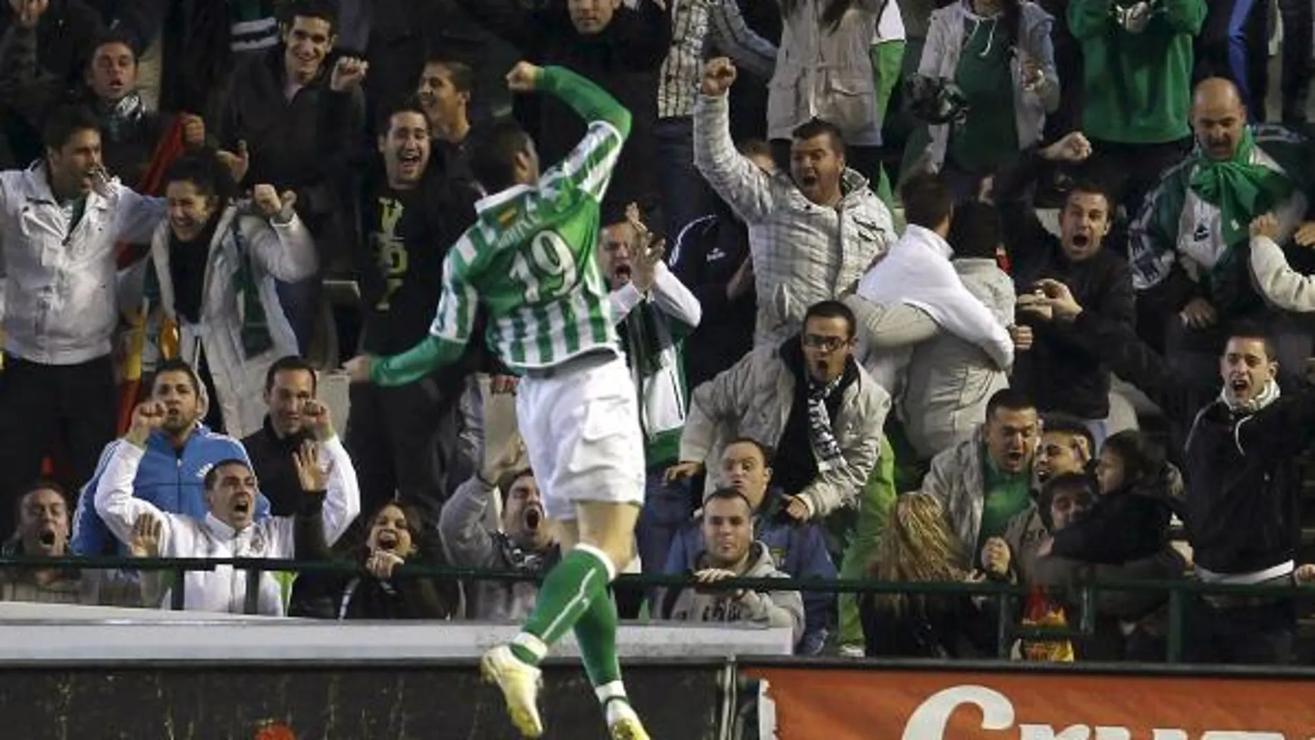 El delantero del Real Betis Jorge Molina celebra el primer gol marcado al F.C. Barcelona