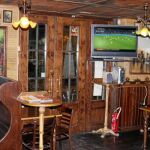 Imagen de un bar de Valencia vacío mientras se emite un partido de fútbol