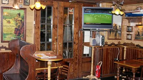 Imagen de un bar de Valencia vacío mientras se emite un partido de fútbol