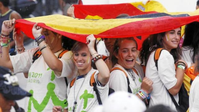 Los jóvenes esperando la llegada del Papa