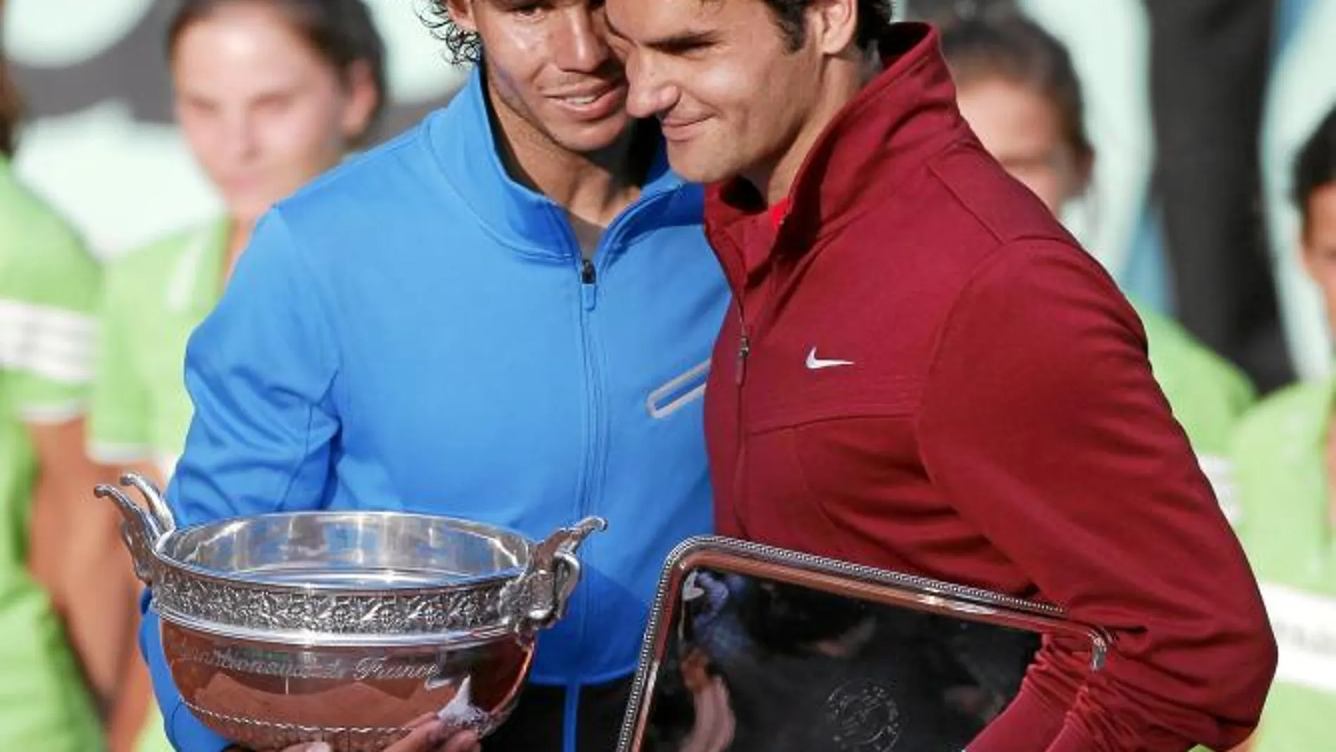 Nadal y Federer conversan durante la entrega de trofeos