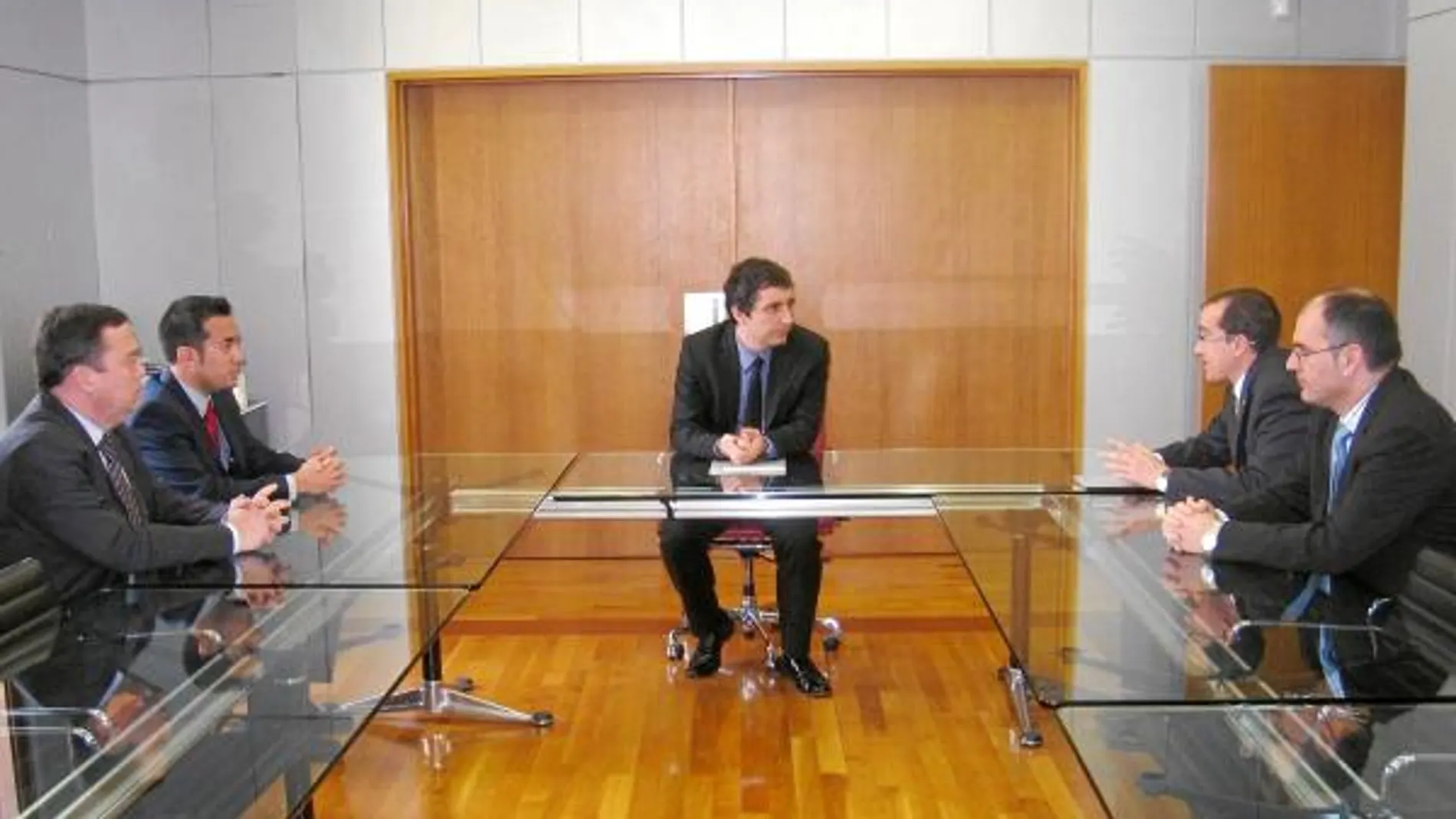 El consejero de Cultura, Pedro Alberto Cruz (centro), presidió el primer encuentro con la Comisión Beltrí