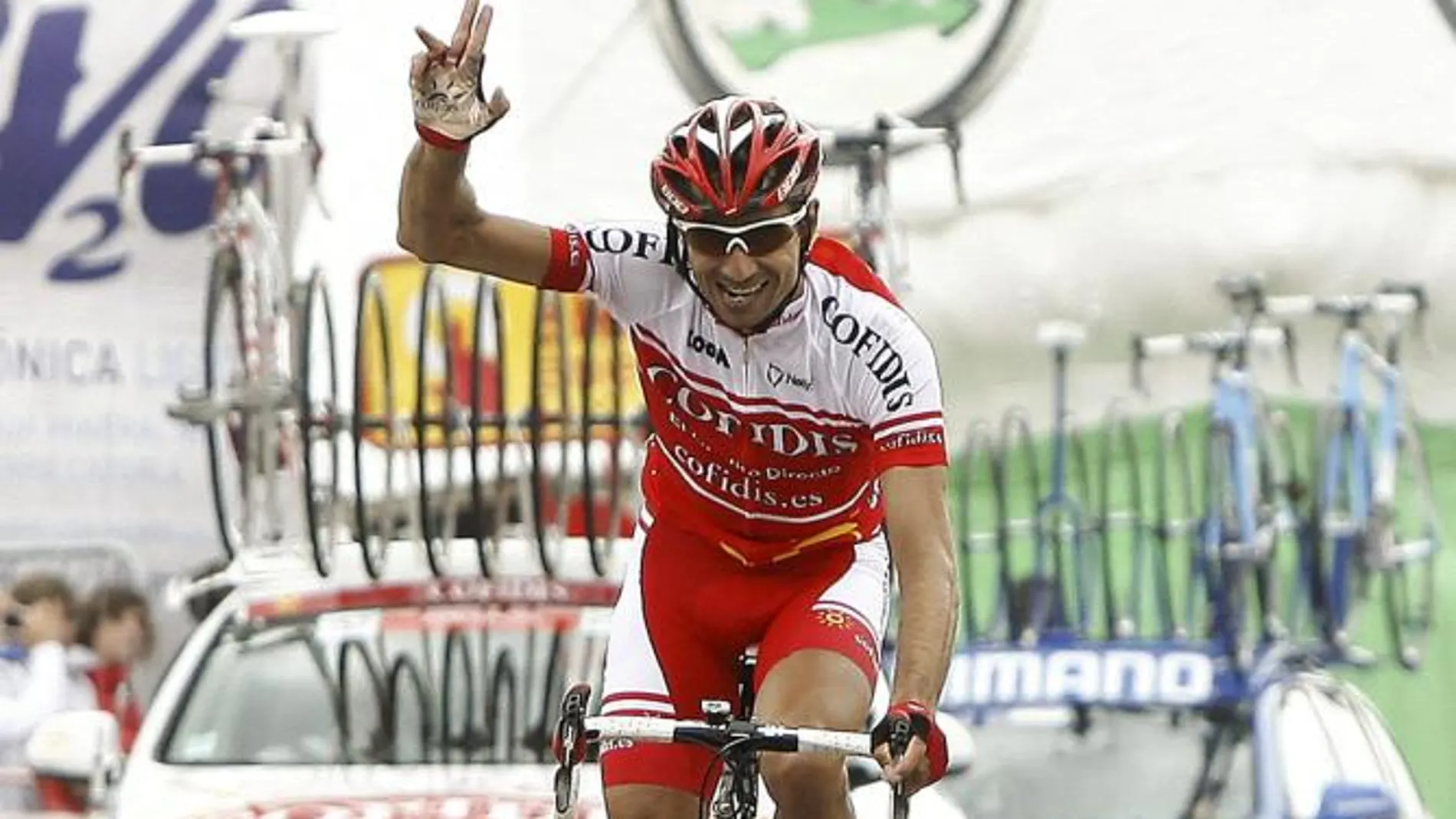 El francés David Moncoutie (Cofidis) saluda tras proclamarse ganador hoy de la undécima etapa