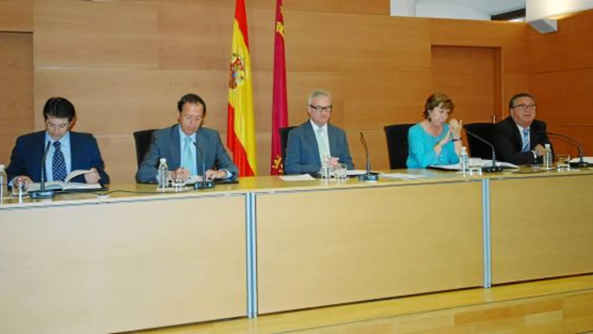 Francisco Jódar, Miguel Ángel Cámara, Ramón Luis Valcárcel, Pilar Barreiro y Eduardo Contreras, ayer en la firma de los convenios