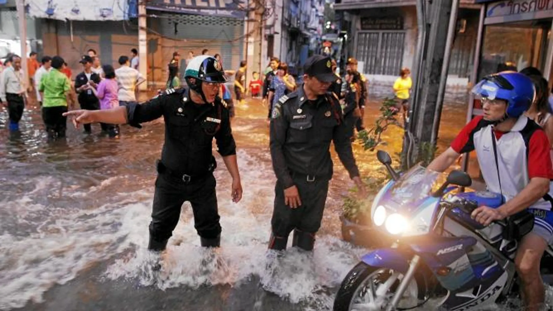 Las terribles inundaciones que recorren Tailandia podrían durar otras cinco semanas