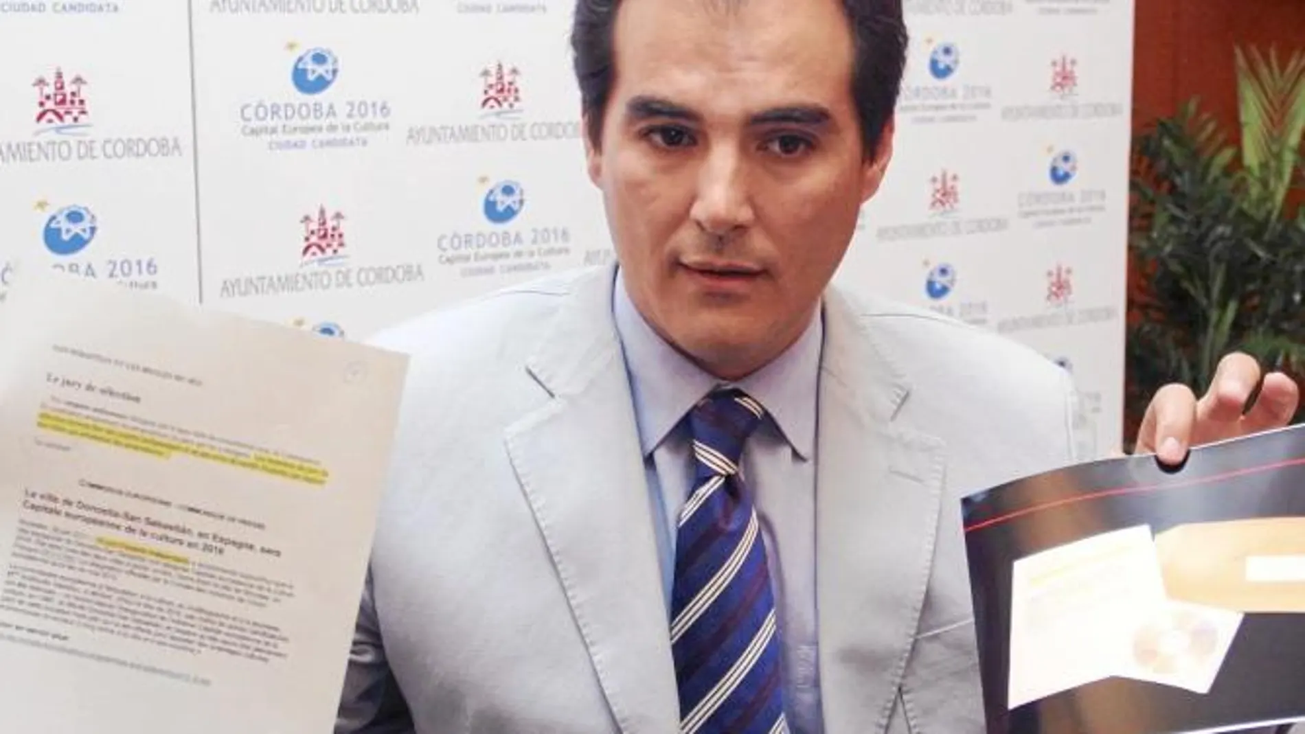 El alcalde de Córdoba, José Antonio Nieto, muestra los documentos