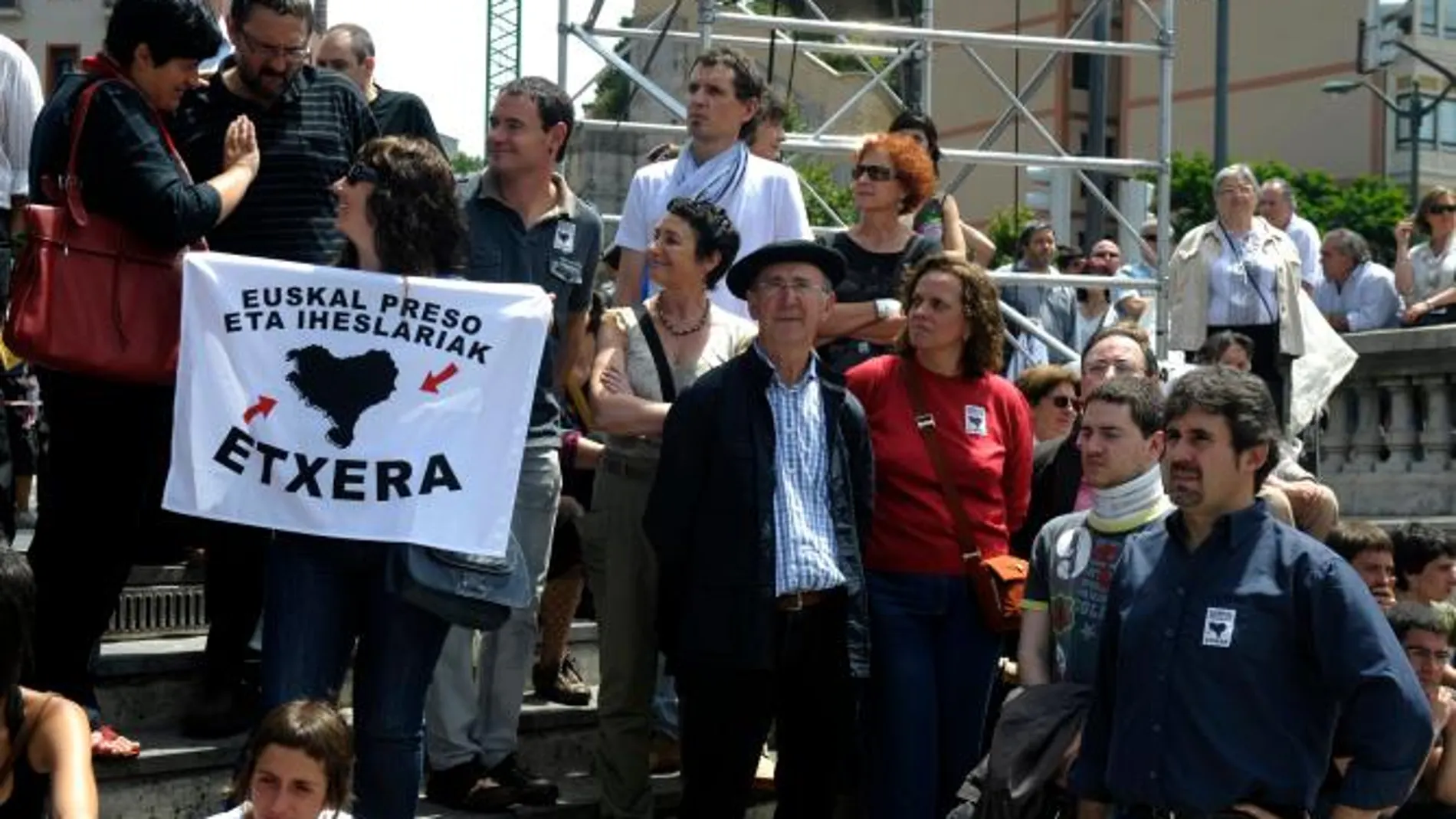 Urizar, portavoz de Bildu (drch.), junto a dirigentes de Batusuna, en una manifestación en favor de presos