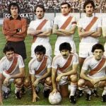 El uniforme original del equipo fue camiseta y pantalón blanco con medias negras y vuelta blanca pero en la temporada 1949/50, se firma un acuerdo con el Atlético de Madrid, lo que hace que se añada la actual y mítica franja roja a su camiseta.