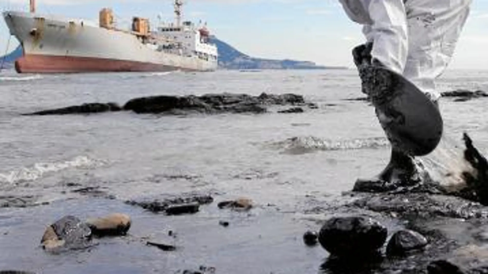 Las gasolineras han causado varios vertidos en las aguas de Algeciras