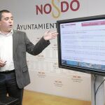 Carlos Vázquez, delegado de Economía y Empleo, durante la presentación del Barómetro