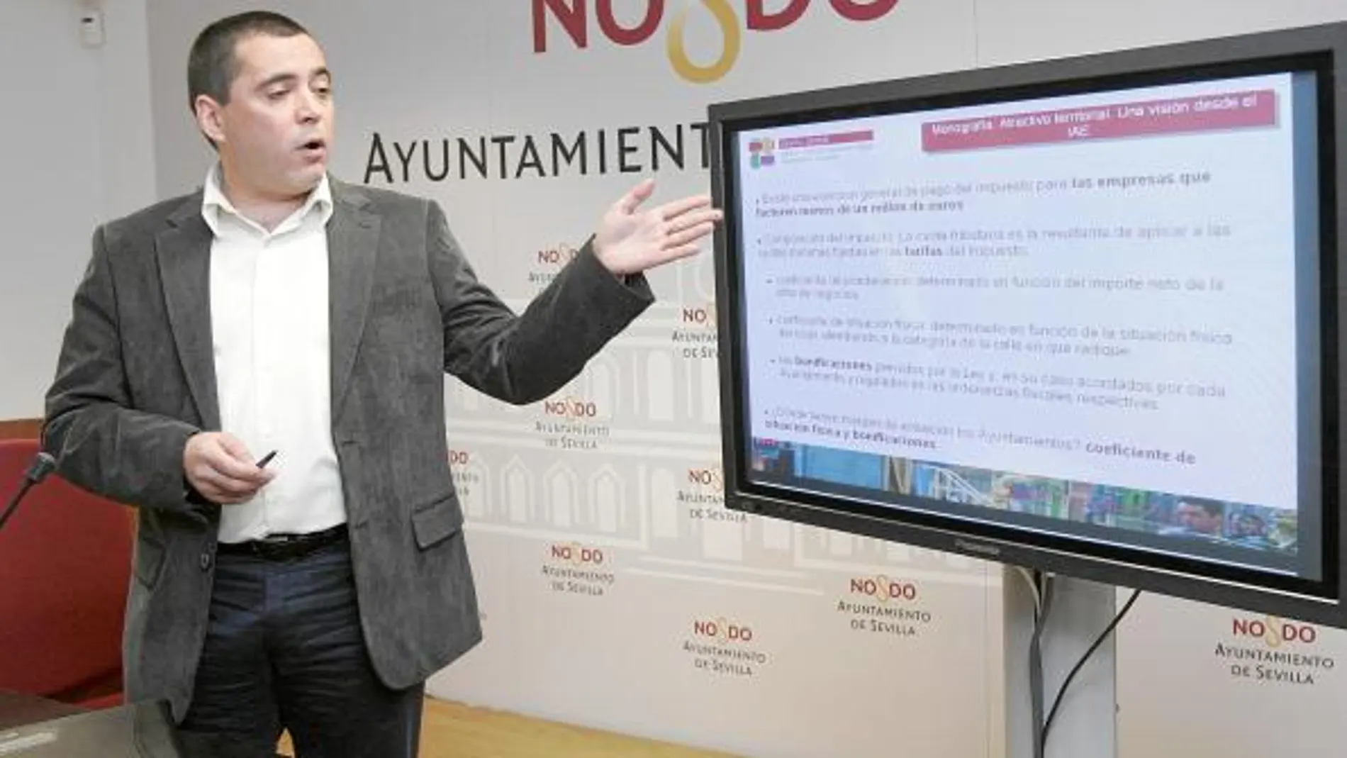 Carlos Vázquez, delegado de Economía y Empleo, durante la presentación del Barómetro