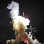 El barco de la Marina estadounidense Barry DDG 52 lanza un misil Tomahawk