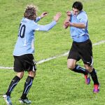 Forlán y Luis Suárez festejan uno de los goles uruguayos