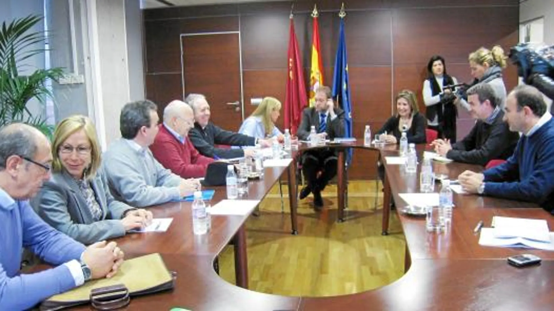 Imagen de la reunión mantenida el pasado jueves entre miembros del Gobierno de la Comunidad Autónoma de la Región de Murcia y representantes de las organizaciones sindicales