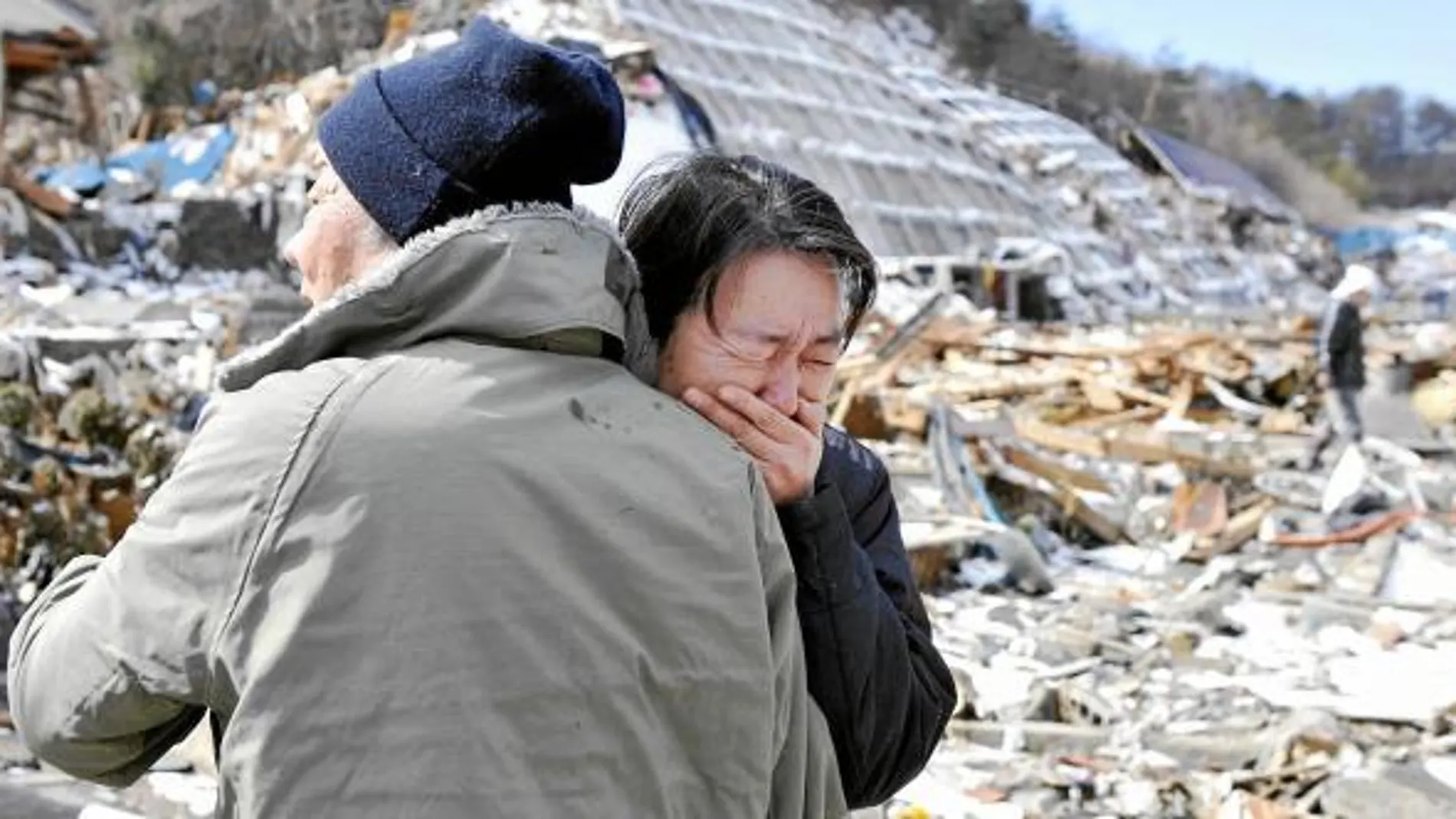 Una mujer llora en Onagawa, en la prefectura de Miyagi, la más afectada por el demoledor tsunami